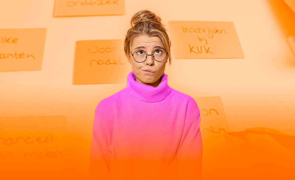 Beginnende zzp'er schrijft op post-its op muur teksten als uurloon berekenen, voor- en nadelen en inschrijven bij KvK.