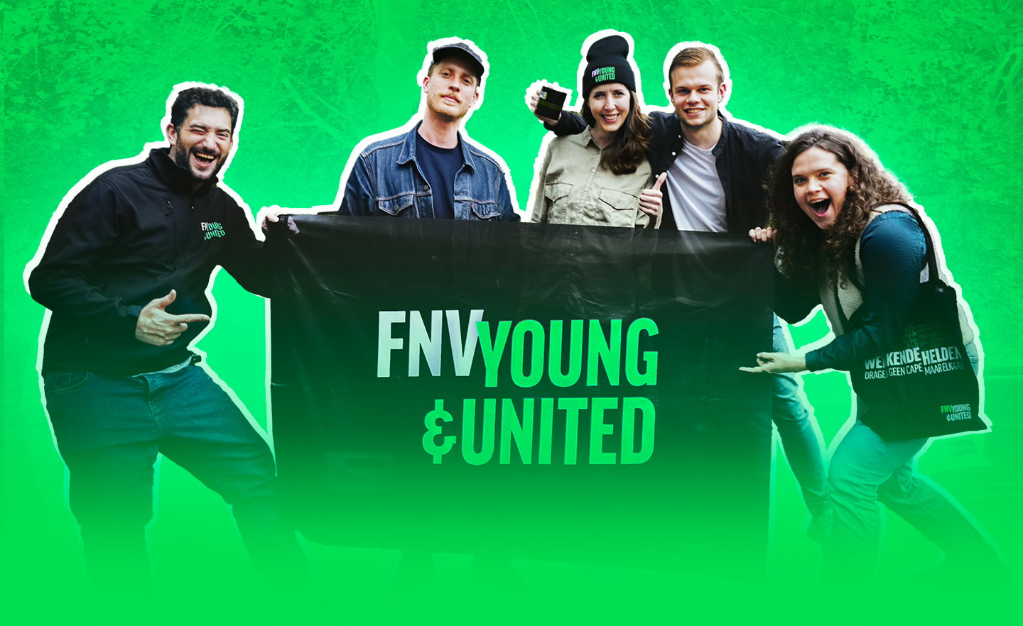 Vier werknemers van FNV Young & United op een groene achtergrond.