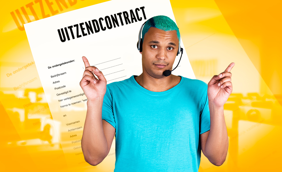 Jonge man werkt bij callcenter met een uitzendcontract.