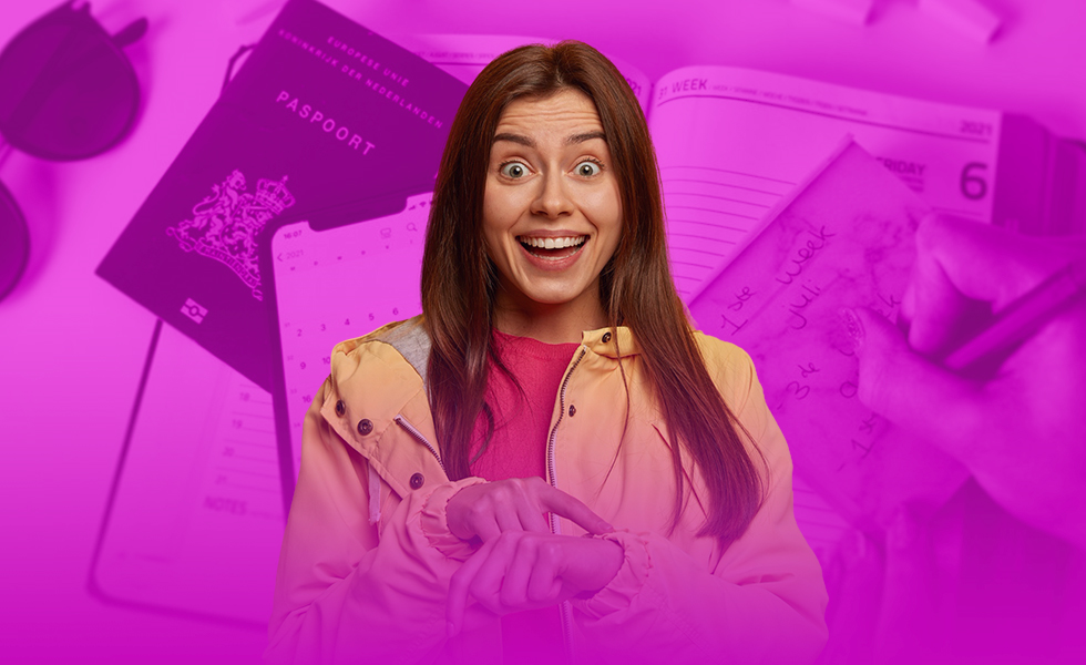 Jonge vrouw is klaar om op vakantie te gaan.