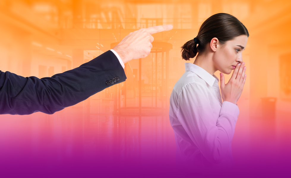 iemand wijst werknemer de deur