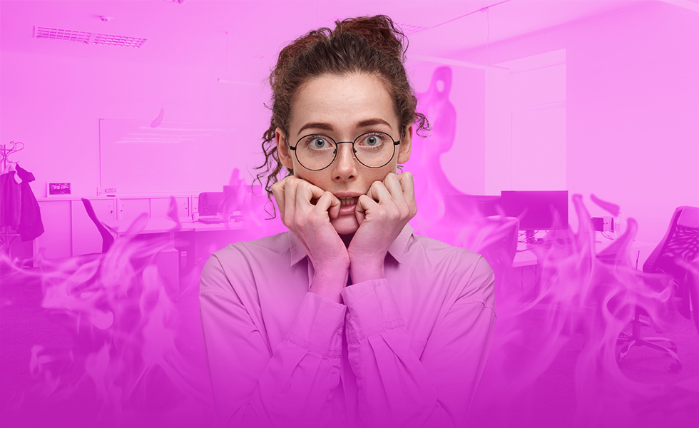 Jonge vrouw is bang voor ontslag tijdens reorganisatie.