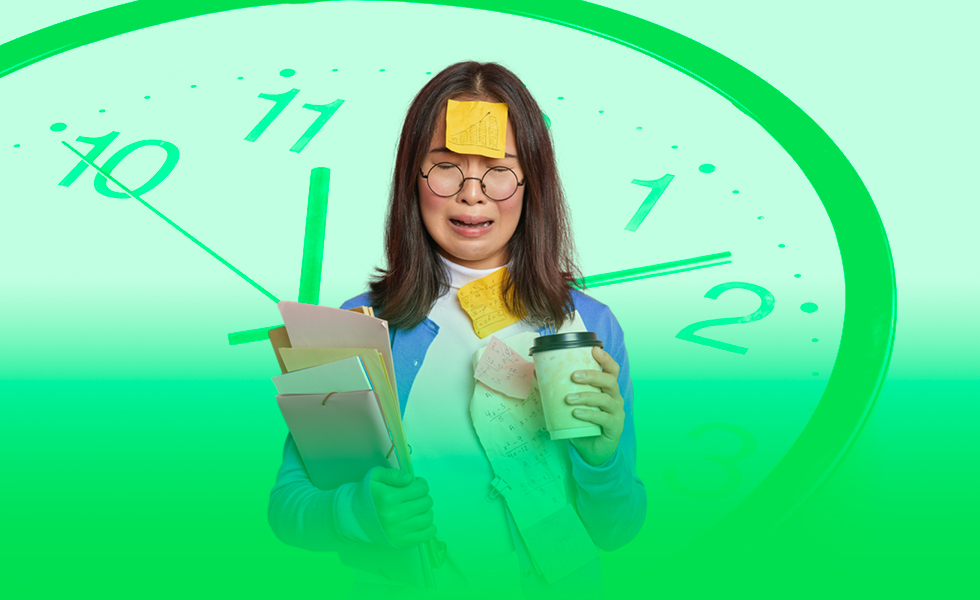 Jonge vrouw moet overwerken. 