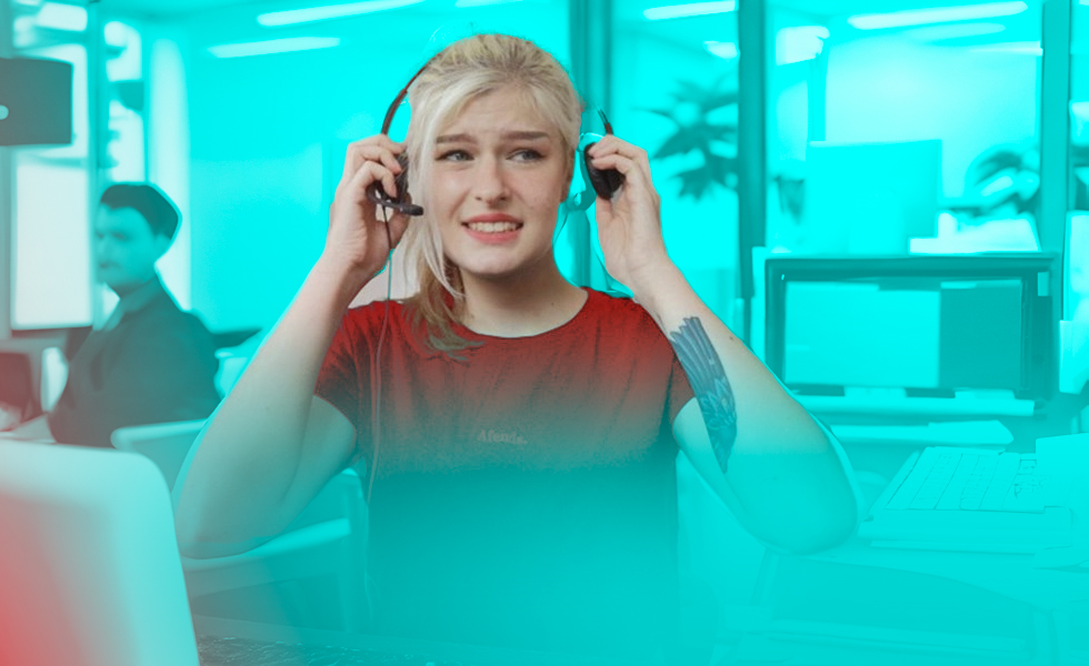 Jonge vrouw wordt uitgescholden op werk.