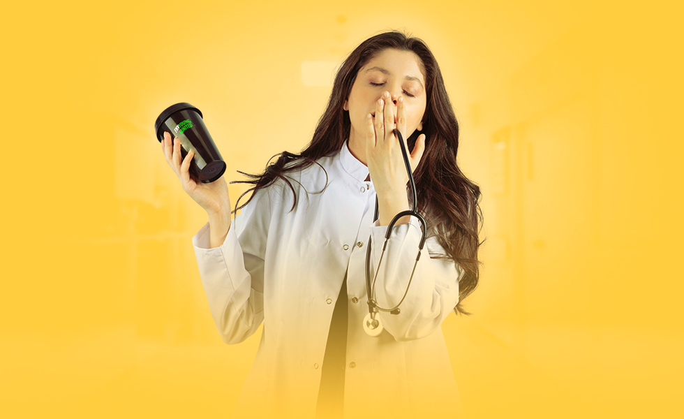 Jonge vrouw met koffiebeker in hand gaapt na lange nachtdienst.