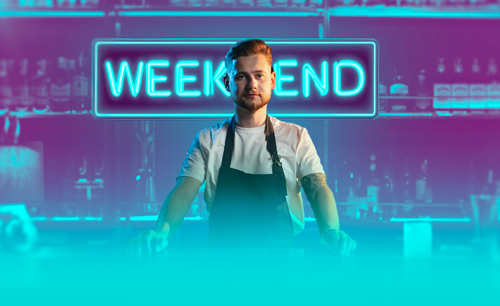 Man aan het werk met tekst weekend op achtergrond