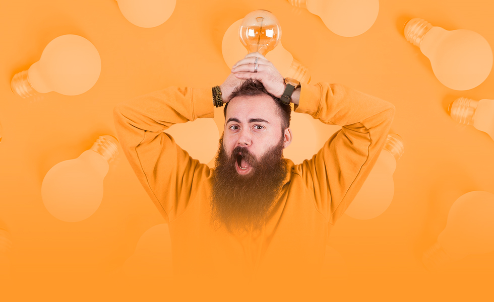 Man houdt lamp boven zijn hoofd om aan te geven dat hij een goed idee heeft: profiteren van de krapte op de arbeidsmarkt.