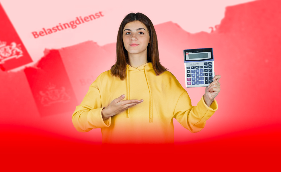 Student rekent uit hoeveel belasting ze terugkrijgt van de Belastingdienst.