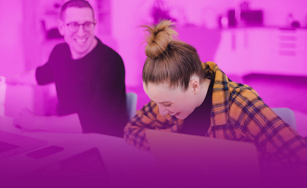 Collega's hebben het gezellig op werk.