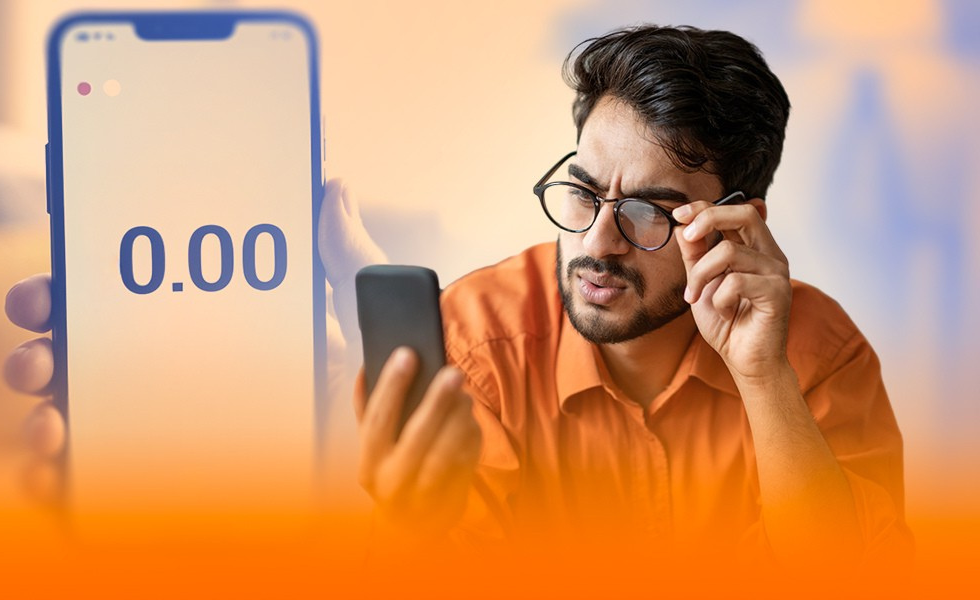 man bekijkt zijn bankrekening op telefoon waar 0 euro op staat
