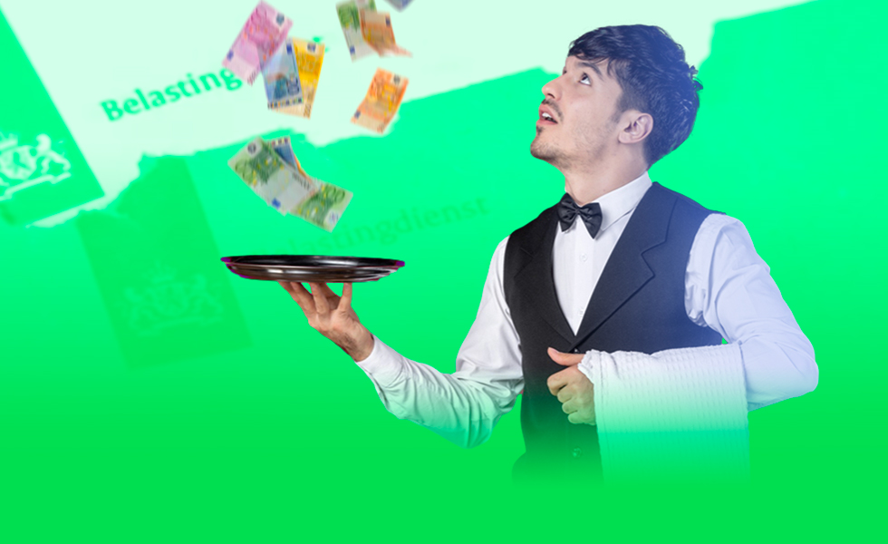 Jongen met bijbaan gooit tevreden geld de lucht in na het doen van zijn belastingaangifte.