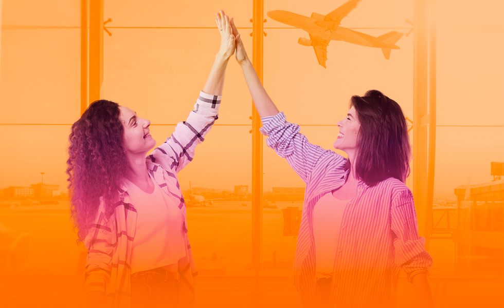 Collega's geven elkaar een high five na het netjes overdragen van werk.