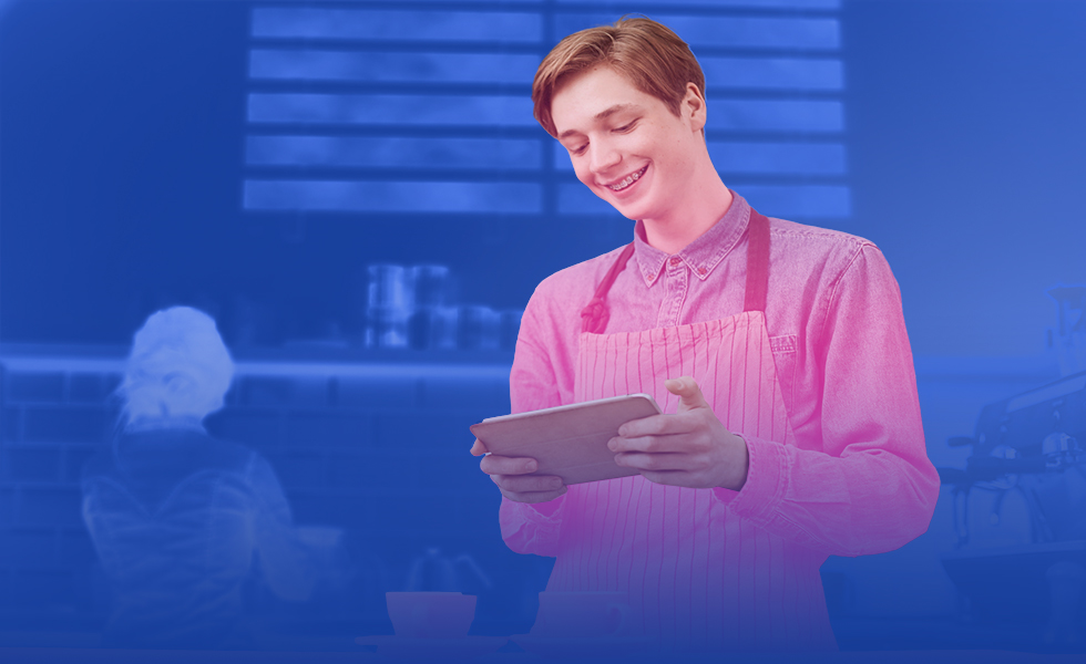 Jongen die minimumjeugdloon verdient in de horeca neemt bestelling op.