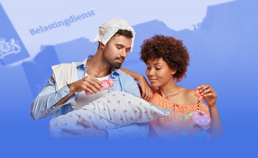 Stel met baby zijn tevreden na het doen van belastingaangifte.