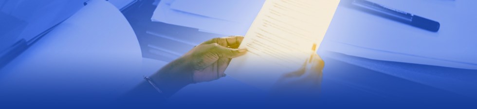 Persoon leest contract goed door.