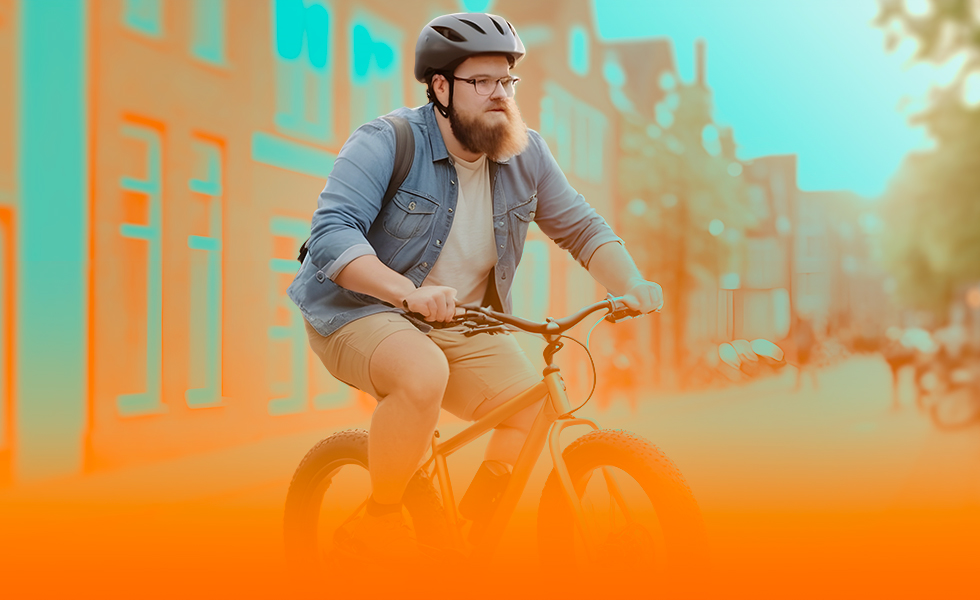 Jonge man reist de fiets naar zijn werk.