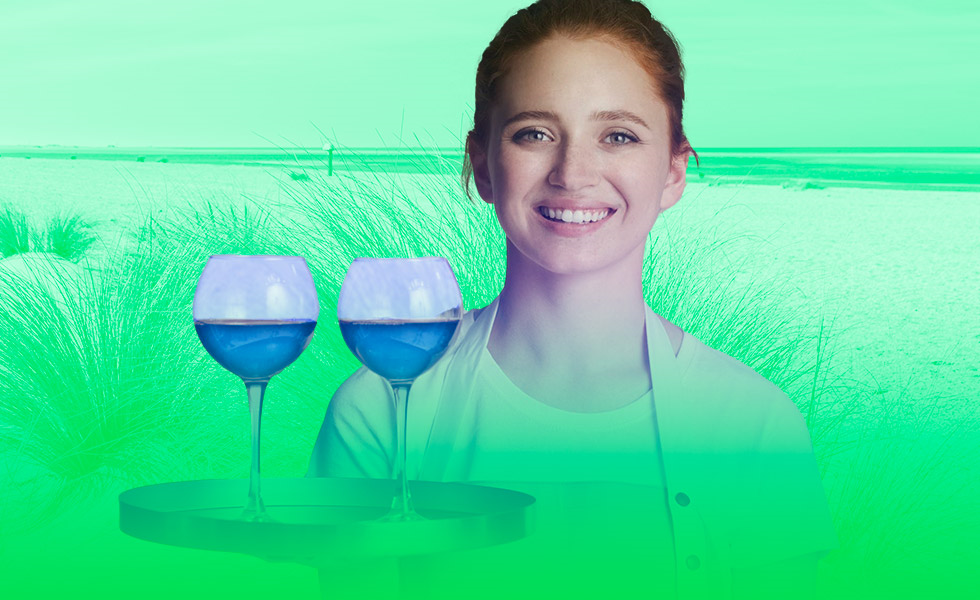 Meisje heeft haar eerste vakantiewerk in de horeca.