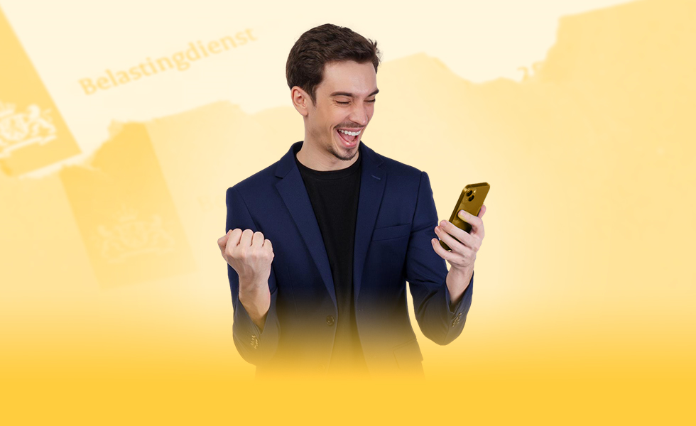 Vrolijk persoon doet belastingaangifte.