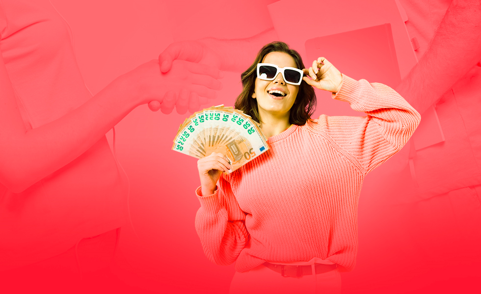 Jonge vrouw is blij met haar extra geld na loonsverhoging.