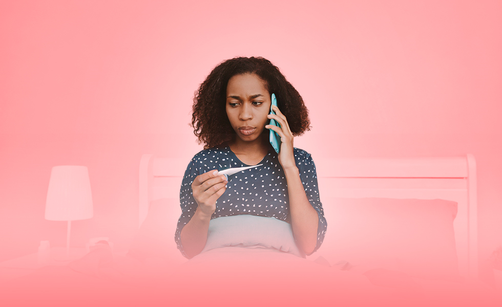 Vrouw met thermometer en telefoon