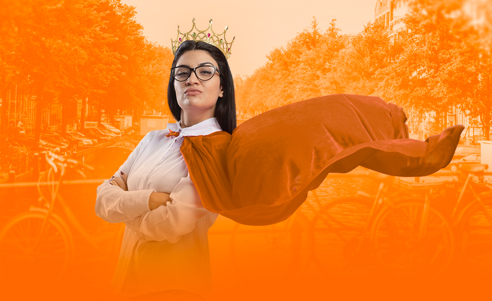 Jonge vrouw in oranje kleding viert Koningsdag.